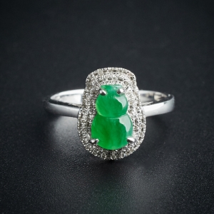 18K金镶钻阳绿翡翠葫芦戒指