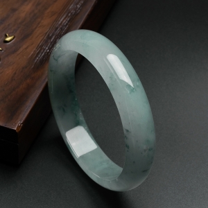 冰糯种飘蓝花翡翠手镯