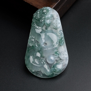 冰种飘蓝花翡翠龙牌