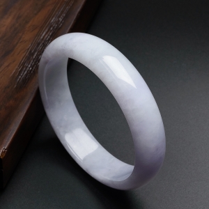 糯种淡春带彩翡翠手镯