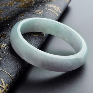 糯种飘花翡翠手镯