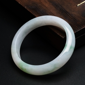 糯种飘绿翡翠手镯
