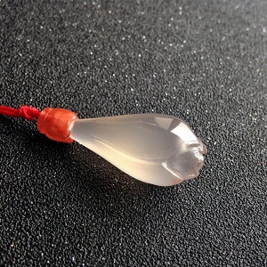 冰飘南红玉兰花吊坠