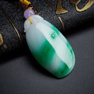 细糯种飘翠翡翠福瓜吊坠