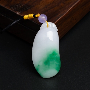 细糯种飘绿翡翠吊坠