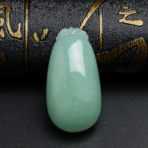 糯种淡绿翡翠福瓜吊坠