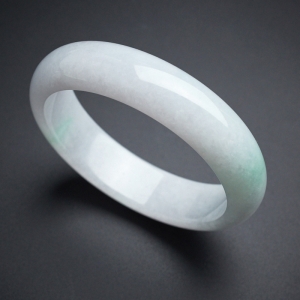 糯种飘绿翡翠手镯