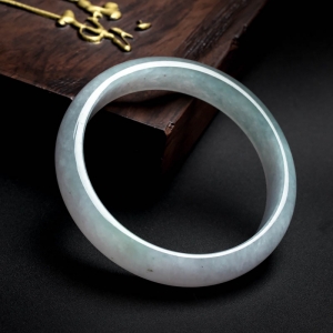 糯冰种淡春色翡翠手镯