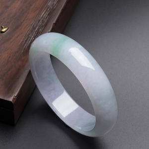 糯冰种淡紫飘绿翡翠手镯