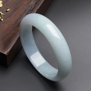 细糯种淡绿翡翠手镯