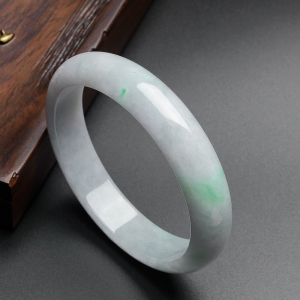 糯种飘绿翡翠手镯