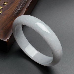 糯种白底翡翠手镯