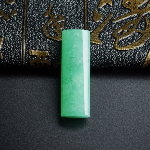 糯种苹果绿翡翠方牌吊坠