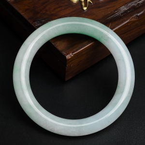 糯种飘绿翡翠手镯