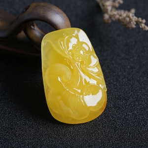 鸡油黄蜜蜡如意吊坠