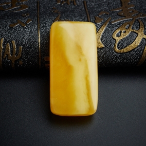 鸡油黄蜜蜡方牌吊坠