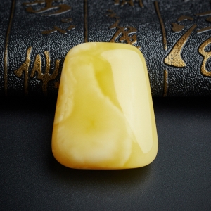 鸡油黄蜜蜡牌形吊坠