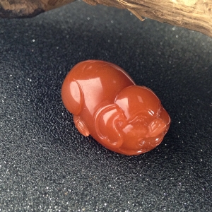 樱桃红南红猪吊坠
