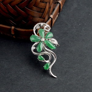 18k金糯冰种浓绿翡翠群镶花吊坠