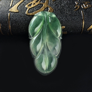 冰糯种飘绿翡翠树叶吊坠