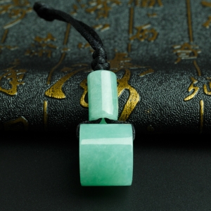 糯种淡绿翡翠路路通吊坠