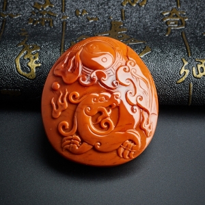 柿子红南红仿古龙牌吊坠