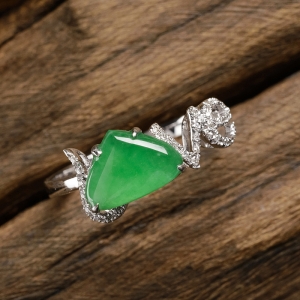 18K金镶冰糯种阳绿翡翠LOVE戒指