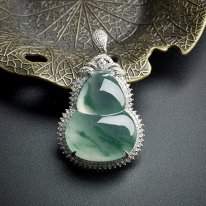 18K镶钻冰糯种飘花翡翠葫芦吊坠