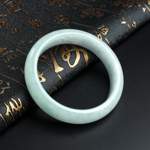 57.9# 糯种飘阳绿翡翠手镯