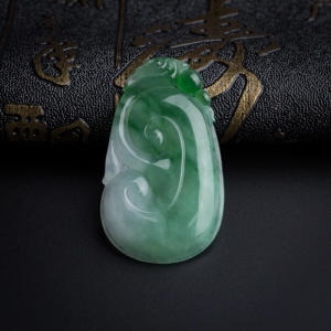 糯种飘绿翡翠如意吊坠