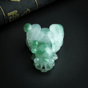 糯种飘绿翡翠蜜蜂吊坠
