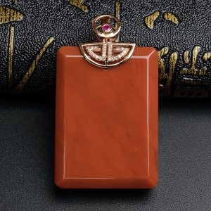 D18K金镶钻柿子红南红无事牌吊坠