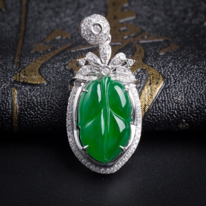 18K镶钻糯冰种翠色翡翠树叶吊坠