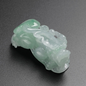 冰糯种浅绿翡翠貔貅吊坠