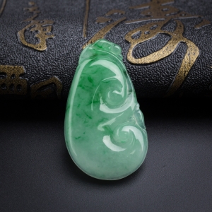 冰糯种飘绿翡翠如意吊坠