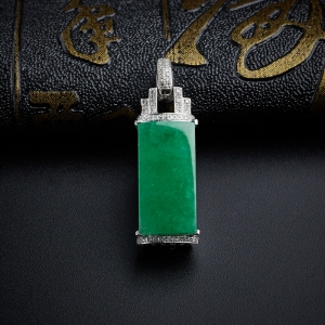 18K金镶钻糯种满绿翡翠吊坠