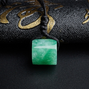 糯种飘绿翡翠路路通吊坠