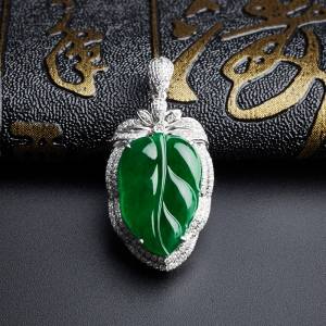 18K金镶钻冰糯种满绿翡翠叶子吊坠