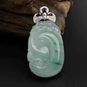 18K金镶糯种飘绿翡翠如意吊坠