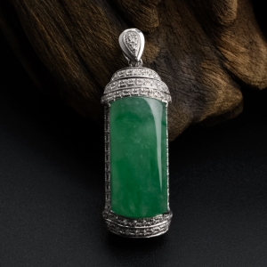 18K金镶钻冰糯种苹果绿翡翠吊坠