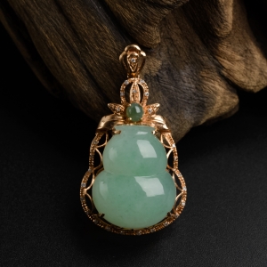 18K金镶钻冰糯种浅绿翡翠葫芦吊坠