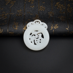 和田玉福字圆牌吊坠