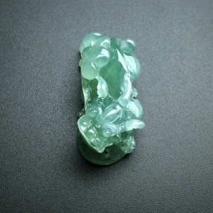 糯冰种淡绿翡翠貔貅吊坠