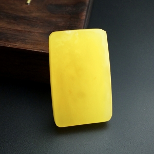 鸡油黄蜜蜡方牌吊坠