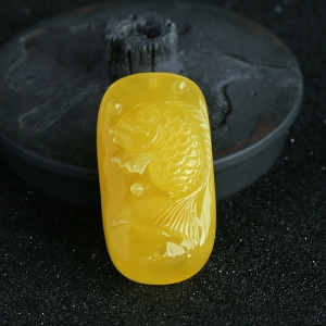 鸡油黄蜜蜡鱼吊坠