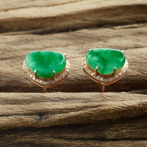 18K金镶钻糯种翠色翡翠心形耳钉
