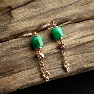 18K金镶糯种花绿翡翠耳环