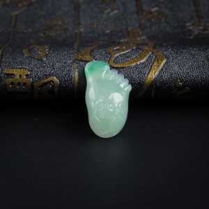 冰糯种飘绿翡翠知足常乐吊坠