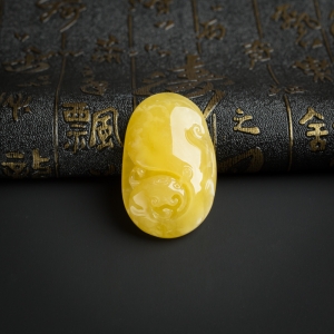 满蜜鸡油黄蜜蜡古龙吊坠