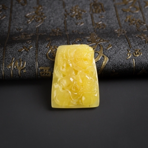 鸡油黄蜜蜡年年有余吊坠